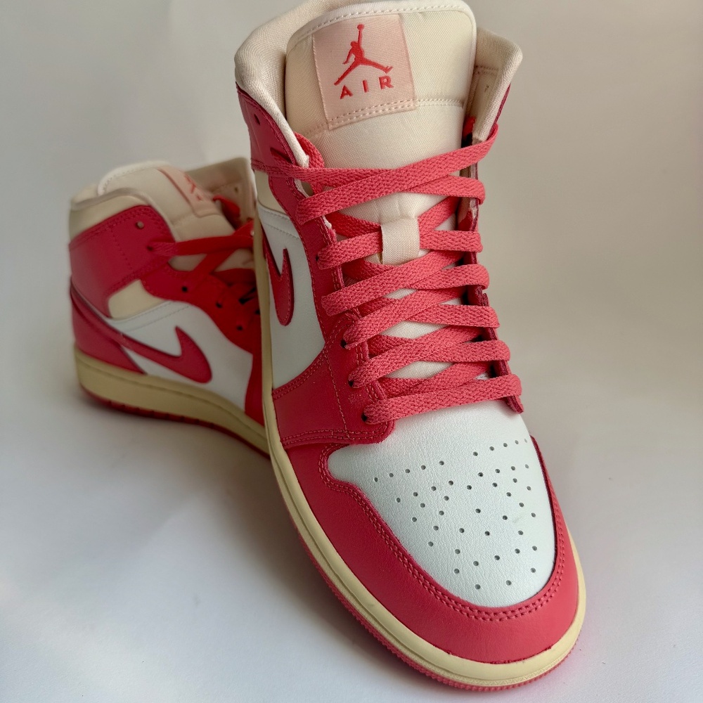 Jordan Womens AIR Jordan 1 MID Strawberries And Cream, Size: 10.5, Pink